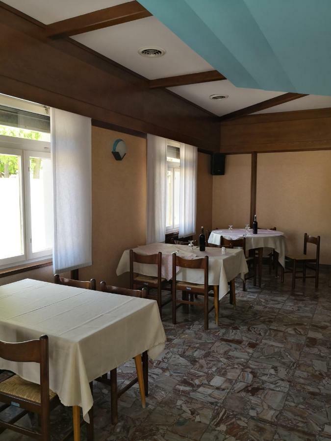 Hôtel Trattoria Bar Oasi à Pocenia Extérieur photo